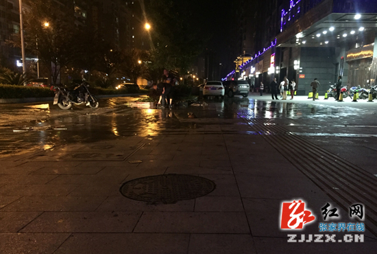 张家界：鑫城君泰“水漫街道” 半小时内安然无恙获市民点赞