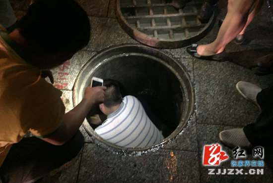 张家界:鑫城君泰“水漫街道” 半小时内安然无恙获市民点赞