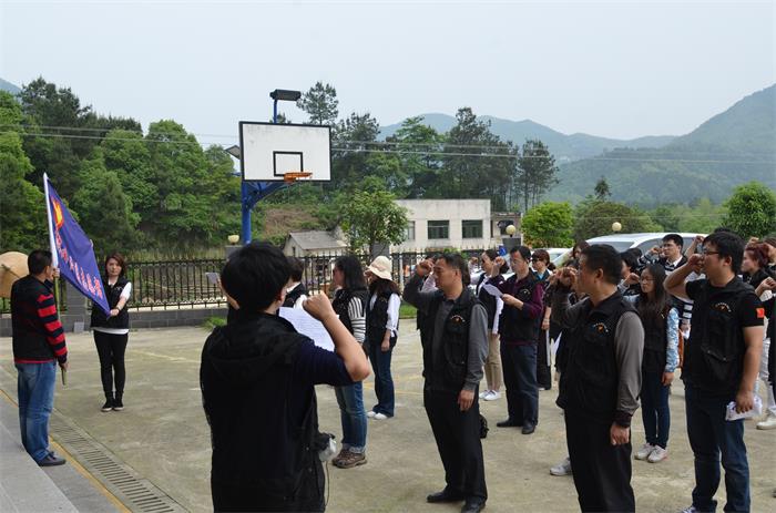 省食药监局40余名志愿者参与活动并在旗帜前庄严宣誓。