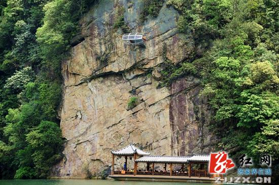 国内首个悬崖玻璃房亮相张家界宝峰湖   抵达需“攀岩走