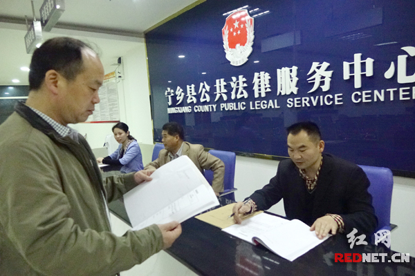 喻友明（左）在宁乡县公共法律服务中心视察工作