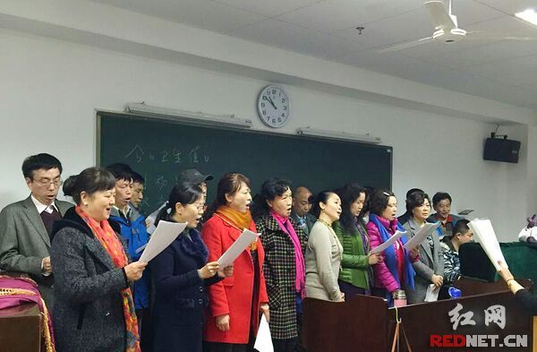 湘潭市老年大学常青合唱团团员正在认真备战全省“红旗颂”合唱比赛。