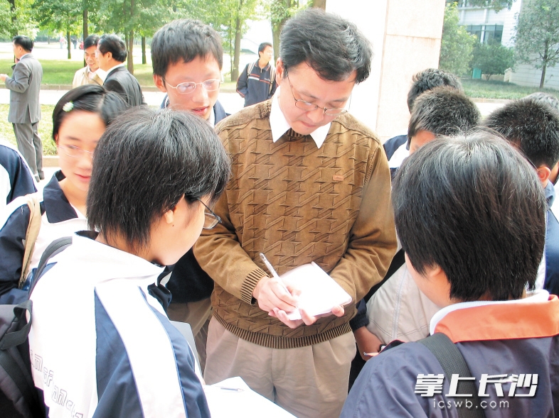 　　2004年，戴宏杰回到长沙市一中，为高一理科实验班的同学们作了一场精彩的报告，很受同学们的崇拜和欢迎。 长沙晚报通讯员 江晓华 供图