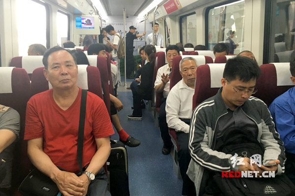 乘客感叹磁浮列车上座位舒适。