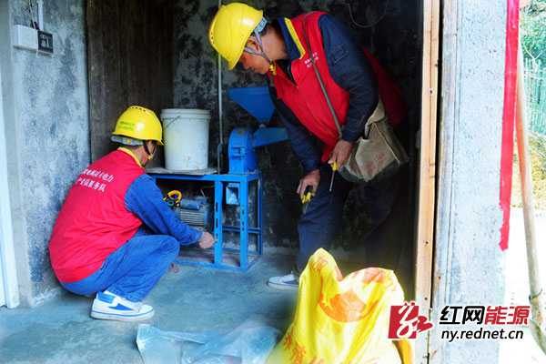 队员正维护测试饲料粉碎机