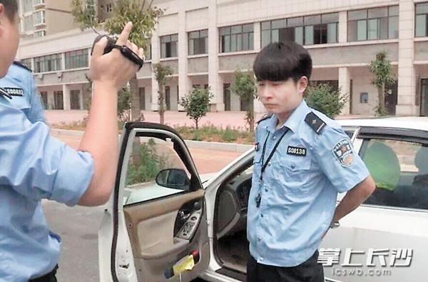 身着制服的假交警蒋某被查获。警方供图