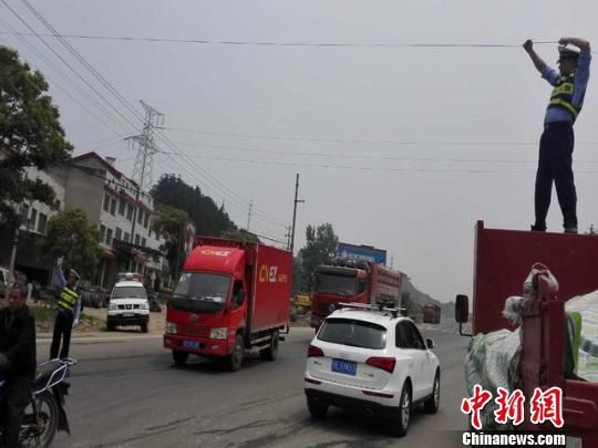 交警充当“人肉电线杆”。李玲玉摄