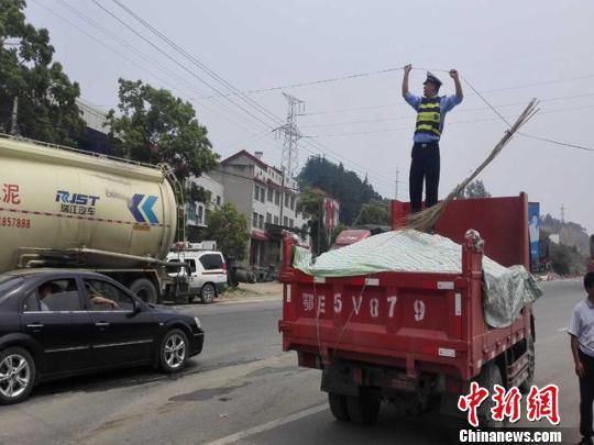 董金桥用手托举起线缆1个多小时。李玲玉摄