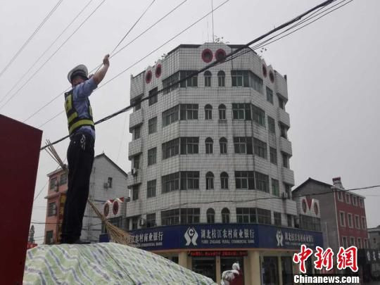 将电缆线奋力托起的董金桥。李玲玉摄