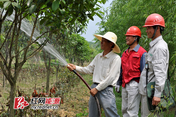 党员服务队队员帮助村民抗旱