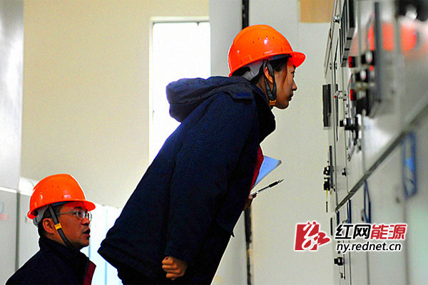 工作人员为东盟经贸系列活动保电