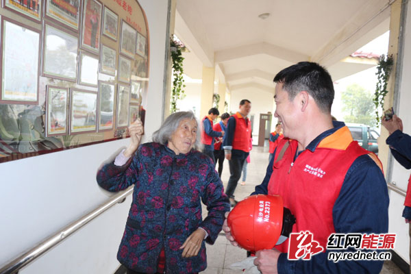 服务队员在敬老院开展爱心活动