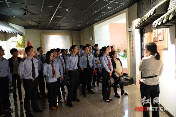 青年干部们参观任弼时纪念馆和任弼时故居。