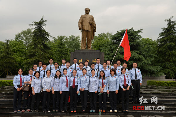 青年干部们合影。