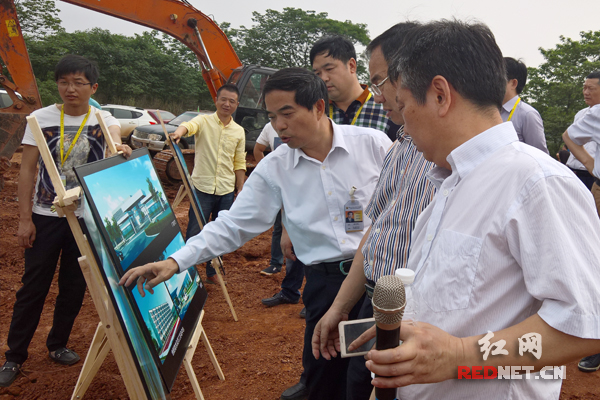 长沙经开区工管委班子现场调研收集重大项目建设问题。