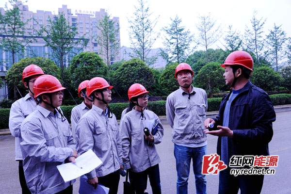 1、培训现场,新进员工纷纷围着老师傅章伟,听他分享多年的巡线经验