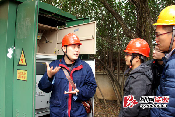 2、配电室二次检修班欧帝宏与大家分享配电自动化知识，“流动小课堂”解决了配电专业间交流不足，确保了员工从‘专才’向‘全才’转型。