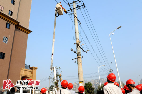 3、配电室团支部书记贺韧在现场为大家讲解带电作业专业知识。“流动小课堂”现场教学的方式,使培训知识更加直观易懂。