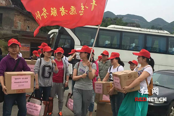 参加活动的志愿者们搬运爱心物资。