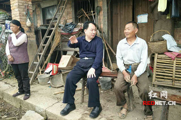 走访贫困家庭。