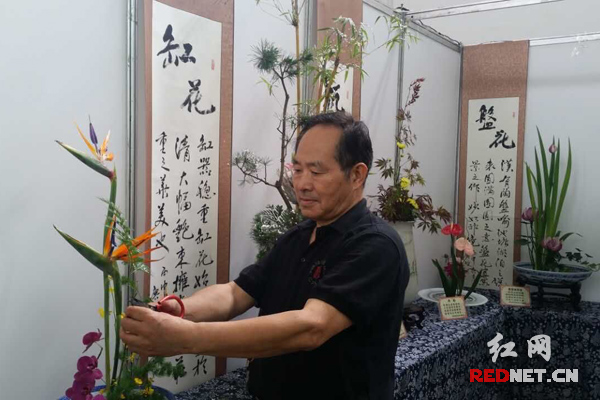 中国传统插花六大器皿花艺展示在湖南茶文化节上独放异彩。