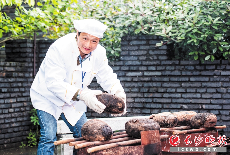 　　↓在市民评选出的宁乡美食“八大绝”中，资福镇袁定明制作的荷叶烧鸡成功入围。　　均为长沙晚报通讯员 陈桂荣 摄