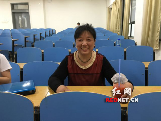 52岁的田恒香已在中南大学蹭课8周，她从不迟到从不缺勤，更不会早退。这位阿姨慢慢在校园里走红，被同学们亲切地称为“蹭课阿姨”。