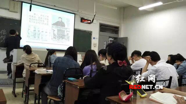 田恒香在课堂上和同学们一起认真听课，做笔记。（供图：中南大学文学与新闻传播学院）
