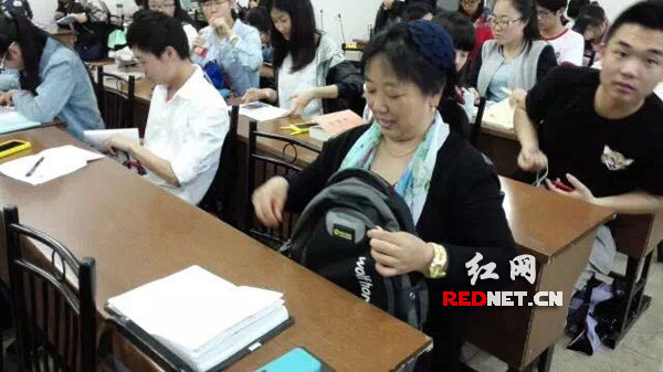 田恒香会提早到教室准备，和同学们一起听老师讲课。（供图：中南大学文学与新闻传播学院）