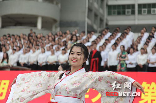 学子在表演  摄 周玉林 李雅方