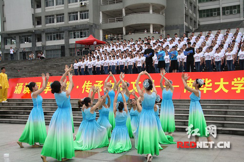 学子在表演 摄 周玉林 李雅方