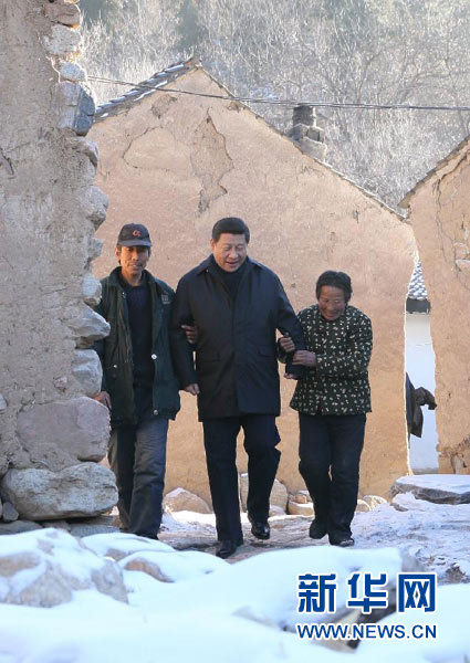 2012年12月29日至30日，中共中央总书记、中央军委主席习近平在河北省阜平县看望慰问困难群众，考察扶贫工作。这是12月30日，习近平来到地处深山的龙泉关镇骆驼湾村，走进困难群众唐宗秀（右）家慰问看望。（新华社记者 庞兴雷 摄影）