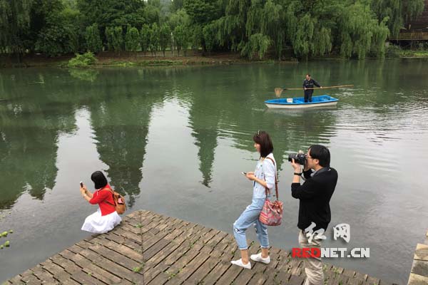 十里河滩，美景吸引游客拍照。