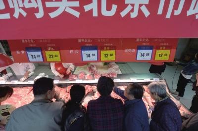 市民在物美超市内选购政府补贴肉。本版图片 京华时报记者 陶冉 摄