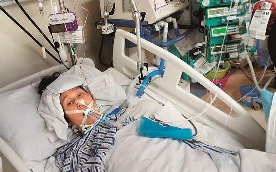 正在医院重症监护室抢救的农妇张桂芳