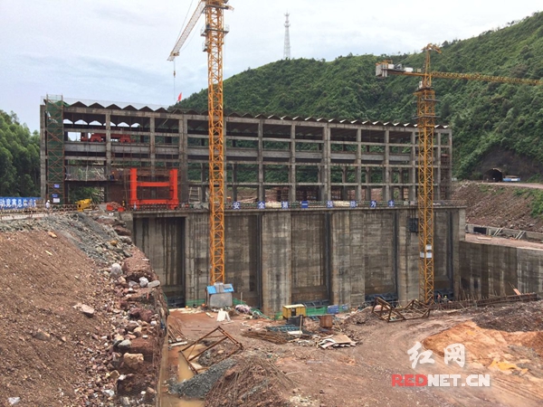 近日，随着最后一块雁形板吊装完成，位于大坝右侧下游的省水利“一号工程”涔天河水库扩建枢纽工程发电厂房成功封顶。