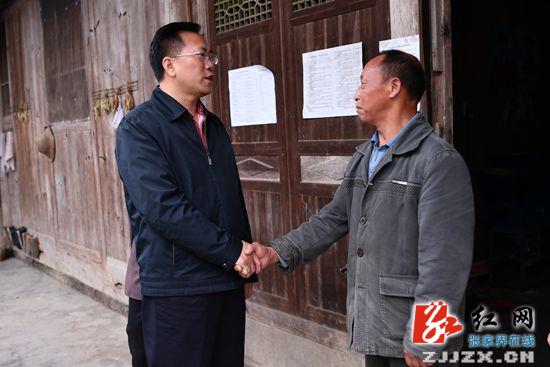 【警视窗】胡志文调研桑植县扶贫攻坚工作