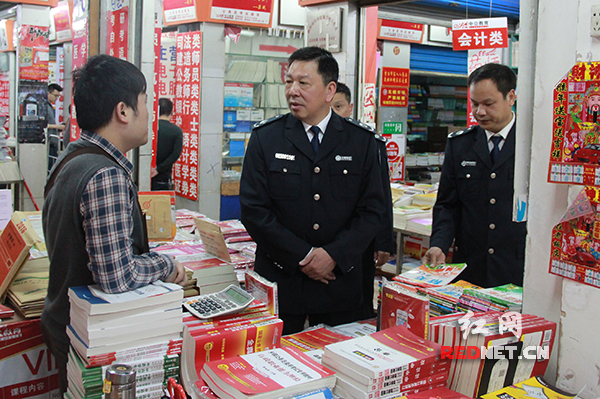 衡阳市文化市场综合执法局党组书记、局长刘小平(中)在市场了解情况。