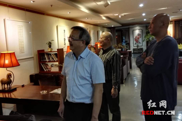 湖南省政协副主席、省文联主席欧阳斌在观看展览。