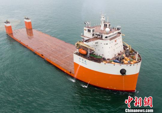 中国最大载重吨位半潜打捞工程船“华洋龙”号首航