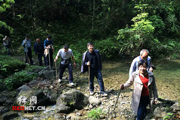 入驻石门县北溪河村的学员前往农户家中走访。