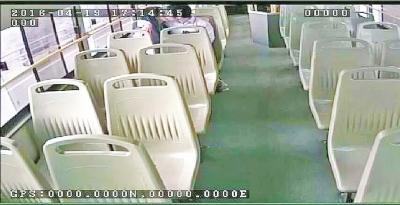 公交车监控视频记录了一对情侣在缠绵亲吻