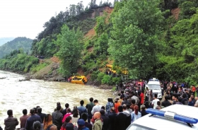5月9日，安化县仙溪镇一校车因突遇山体滑坡，被泥石流推入河床，相关部门在进行紧急救援。图/潇湘晨报摄友团熊猫