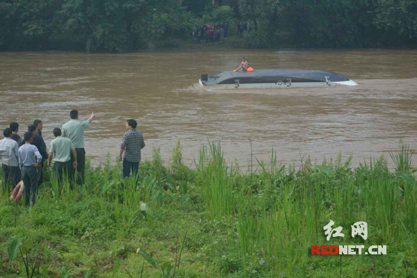 民船触底倒翻在河中间。