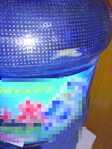 桶装水里发现死鱼消费者与厂方各执一词（图）