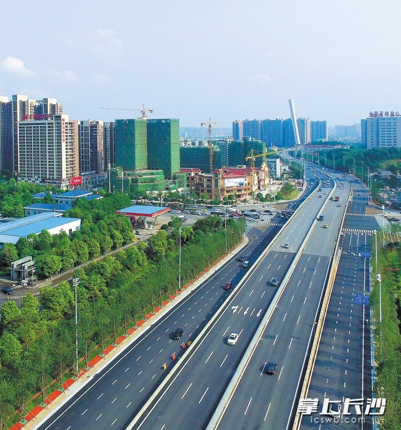 　　近日，长沙市二环线分段整治工程洪山桥往北路段已改造好的路面变得更干净美观，车辆行驶更加舒适。长沙晚报记者 邹麟 摄