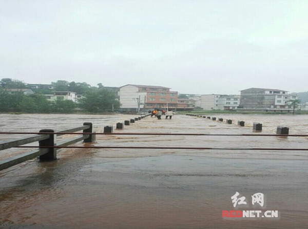 熊敏 杨家良 杨威 湘西报道      5月8日晚8点,泸溪县石榴坪乡兰村