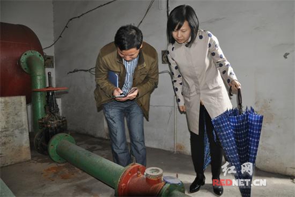 考察组查看辰州矿业公司取水用水情况。