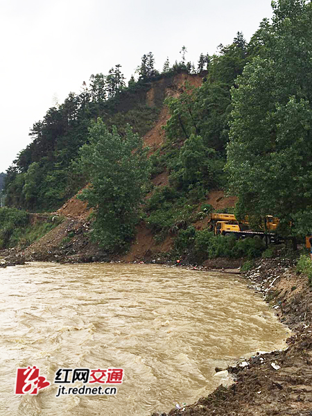 5月9日，因连日大雨突发山体滑坡，安化县仙溪该镇大桥学校一校车被泥石流推入河中。