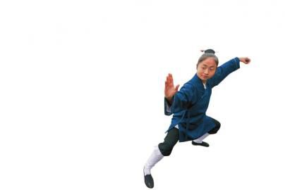 据杨道长介绍,钟嗣源如一缕清风,让丹山千年道观焕发生机。完成道观和道协的事务后,钟嗣源加紧学习传统文化的各个方面,并把道教典籍中的优秀传统提炼出来,在网络平台上向市民介绍,市民也非常喜欢这种轻松的国学氛围。随着学习武术、书法和古琴的游客日渐增多,钟嗣源正在搭建起古老和年轻之间的交流桥梁。